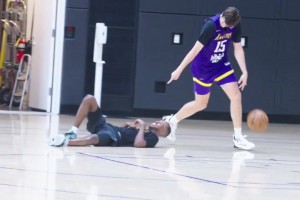 不要太過分！里夫斯背運(yùn)把助教給晃倒了，還對(duì)后者瘋狂嘲諷