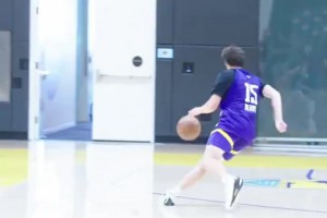 湖人隊內訓練精彩一幕：里夫斯單挑助教，一個背后變向將其晃倒