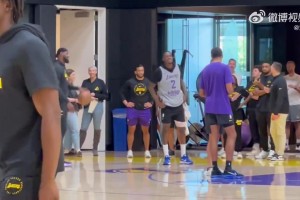 老頭手癢難耐！詹姆斯現身湖人隊內訓練場，自己也開始練起來了