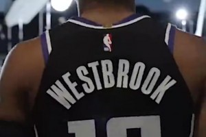 還是有點(diǎn)陌生！威少身穿國王18號(hào)球衣拍攝定妝照