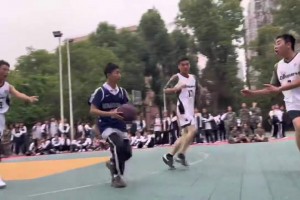 校籃球賽23號球員下快攻瘋狂走步 真不是被拉上去湊數的嗎