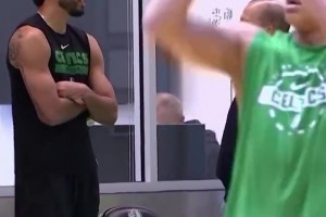 凱蜜心頭一緊？錫伯杜現(xiàn)身凱爾特人訓(xùn)練館，和塔圖姆相談甚歡