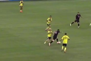 老當(dāng)益壯！多視角看梅西連續(xù)卸球過(guò)人進(jìn)球，整條防線都被打爆了