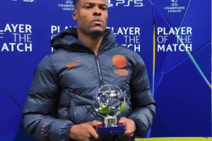 不高興上線！賽后鄧弗里斯領取單場MVP時也沒個笑臉