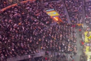 還惦記著這事湖人揭幕戰(zhàn)，全場球迷高喊：謝謝獨(dú)行俠GM尼科