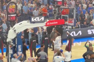 跟火箭全隊格格不入？火箭賽前出場儀式，只有伊森一人獨自在旁邊訓練