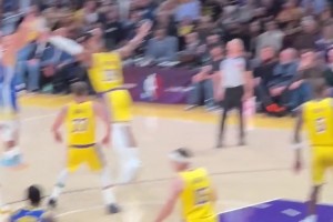 庫追默契無間！追夢手遞手掩護擋住東契奇，助庫里三分一發入魂~