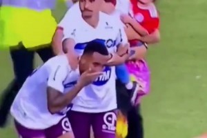 什么仇什么怨？看著都疼啊！球迷一腳猛踢球員襠部！