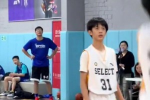 有點小帥啊！網友偶遇鄧超和孫儷看兒子打比賽~