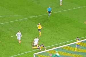 終于進球！實拍：皮奧門前包抄破門后趕緊擁抱助攻的隊友博尼