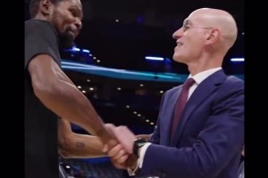 人情世故這塊杜蘭特賽前與肖華擁抱握手寒暄~