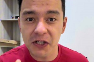 解說(shuō)依力預(yù)測(cè)明天楊瀚森數(shù)據(jù)：上場(chǎng)14分鐘，4分4板1助1失誤2犯規(guī)