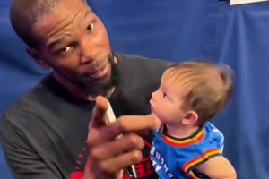 連登哥都有后了！杜蘭特抱著雷霆球迷兒子 什么時候自己生啊