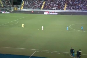 曾經的基耶薩！球迷：只有踢過球的才知道，這一下爬起來有多難