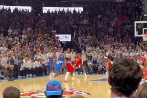 這就是雙MVP！亞歷山大關(guān)鍵時刻單吃阿門進(jìn)超難絕平中投！