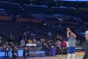 對(duì)陣湖人，庫里賽前三分訓(xùn)練，輕松得像喝水一樣！