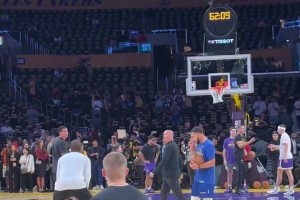 一旁斯呆芬都看呆了艾頓賽前熱身 竟然用端尿盆投半場三分…