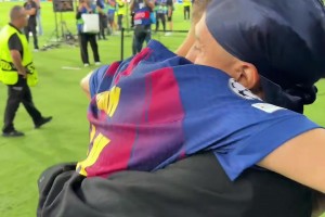 費爾明帽子戲法獲全場最佳，拉菲尼亞賽后給予愛的抱抱