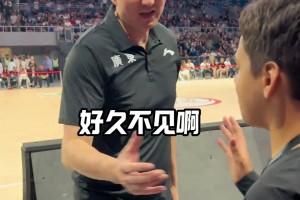 提前預定？威姆斯帶兒子觀賽廣東男籃 杜鋒：以后一定來宏遠打球