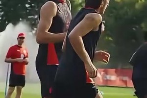 鄙人不善唱歌！新人入隊要唱歌，魔笛選擇給全隊買iPhone！