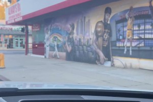 周玲安：在洛杉磯開車， 突然看到詹姆斯科比濃眉的涂鴉墻