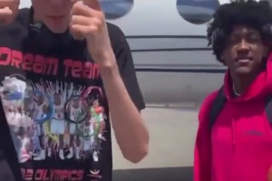 從青澀小伙到冠軍核心！三年前等待飛機(jī)起飛的切特和杰威！