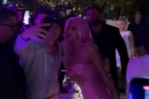 依然性感！金小妹凱莉-詹娜化身白發魔女