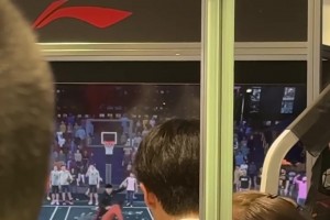 現(xiàn)場人氣爆棚瀚森與球迷2K單挑，用馬盧阿奇血帽+隔扣自己