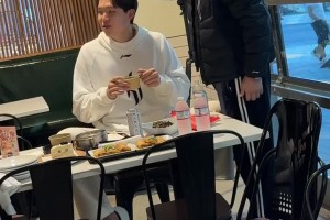 楊瀚森師徒見面很溫馨啊！楊瀚森的發型只有劉教練可以說他了