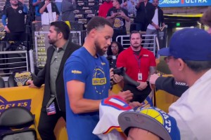 擁有反客為主的人氣庫里在湖人主場球員通道給球迷們簽名~