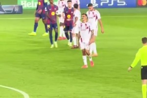 很體貼 拉師傅賽后將比賽用球扔給戴帽的費爾明