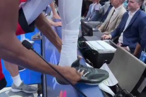 身穿火箭球衣的首秀！在杜蘭特身上看著真舒服啊！