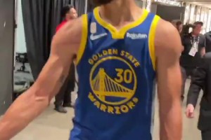 開門紅！庫里賽后球員通道念叨：第一場拿下，還有81場！