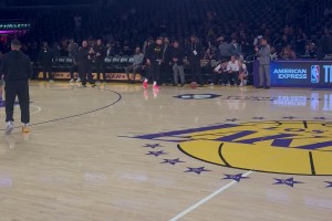 這球感是真無敵！東契奇賽前玩后場超遠三分，直接空心入網