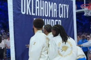 俄城第一冠！雷霆升起冠軍旗幟，小伙子們上去趕緊摸一把！