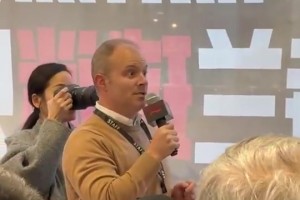 外國球迷用中文提問楊瀚森：你覺得在NBA訓(xùn)練和在山東有何區(qū)別