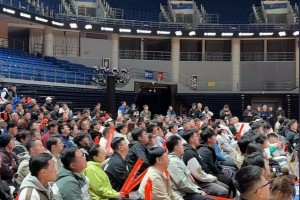 人很多啊！青島隊在球館內組織球迷一起觀看楊瀚森NBA首秀~