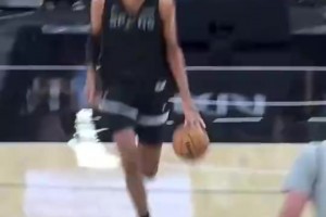 文班這一個回合讓我看到三個超巨的影子！KD、字母哥、奧尼爾！