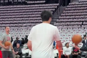 來自馬刺冠軍中鋒的指導！楊瀚森賽前訓練，斯普利特特地上前指點