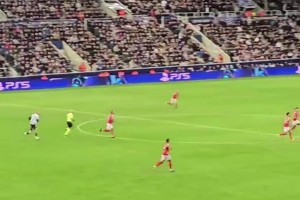 太離譜了！紐卡門將波普手拋球扔了約60米