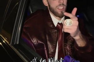 意氣風發！霍姆格倫在戰勝火箭后搖下車窗炫耀自己的總冠軍戒指~