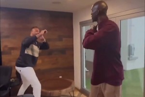 兩個活寶皮爾斯和加內(nèi)特切磋武藝