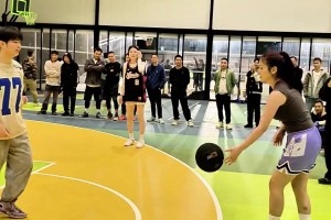 1v1這兄弟看似輸實則贏麻！小姐姐捂住胸部：你往哪打呢？