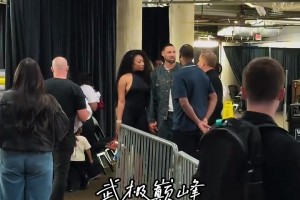 女友梅根來接克萊下班，克萊都顯得小鳥依人了...