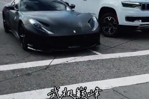 攤牌了？新賽季首戰，布朗尼開法拉利抵達球館