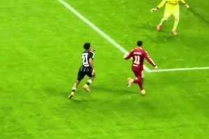 空門不傳薩拉赫無視空門的維爾茨小角度打門，維爾茨氣得跳腳