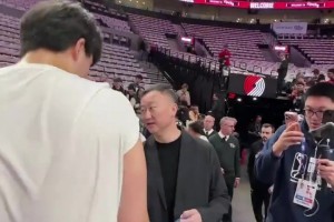 師徒情深！青島主帥劉維偉現場給楊瀚森助威，還和前外援里斯聊天