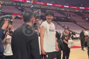 見證NBA常規賽首秀！劉維偉與楊瀚森師徒見面，一陣熱聊啊~