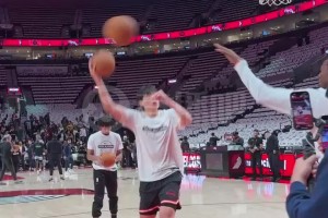 今天常規賽首秀！小吧拍到楊瀚森在賽前猛練籃下小勾手~