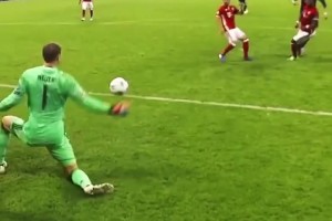 麒麟臂vs金剛腿！C羅近距離暴力射門，諾伊爾竟能單掌擋出！